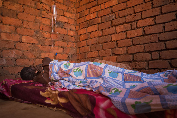 Beatrice Akoth, 23 tuổi, nằm khóc trong nhà ở Mbaale, Uganda. Hồi tháng 3/2016, Akoth được chẩn đoán mắc bệnh ung thư gan nhưng không thể xạ trị tại bệnh viện Mulago ở Kampala.
