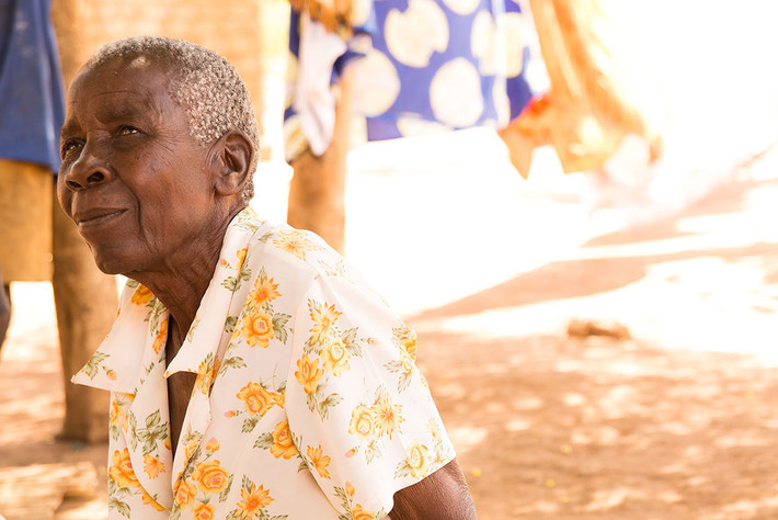 Joyce Matama, 80 tuổi, cảm ơn các y tá của tổ chức Hospice Jinja đã cho bà thuốc giảm đau để chống chọi với căn bệnh ung thư cổ tử cung. (Nguồn ảnh: Al Jazeera)
