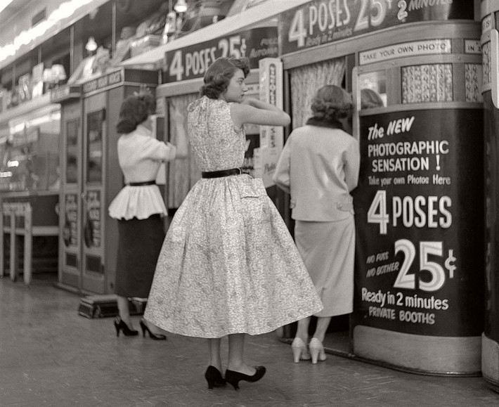 Ba cô gái trẻ ở Manhattan hồi tháng 4/1954.