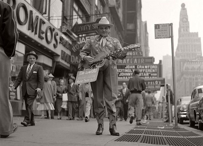 Một nghệ sĩ biểu diễn trên đường phố ở New York vào mùa xuân năm 1954. (Nguồn ảnh: Vintage)