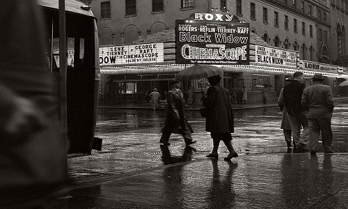 Quảng trường Times ở thành phố New York trong một ngày mưa hồi những năm 1950.