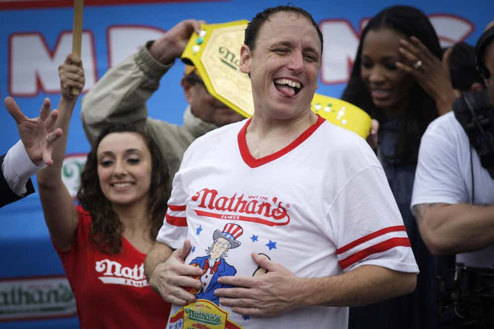 Ngày 5/10/2013, Joey Chestnut khiến mọi người kinh ngạc khi có thể ăn hết 141 quả trứng luộc trong vòng 8 phút.