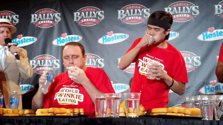 Năm 2013, Joey Chestnut lập kỷ lục ăn hết toàn bộ 121 chiếc bánh twinkies chỉ trong vòng 6 phút.