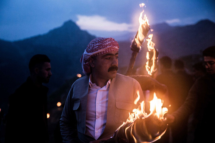 Lễ hội Newroz cũng là dịp để các gia đình người Kurd dành thời gian bên nhau, cùng nhau ăn uống, nhảy múa, vui chơi,...