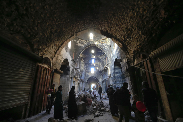 Những người dân Syria tại một khu vực đổ nát ở thành phố cổ Aleppo ngày 21/1/2017.