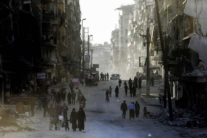 Người dân tấp nập đi lại ở khu al-Shaar, thành phố Aleppo, địa điểm được giải phóng hồi tháng 12/2016. Ảnh chụp ngày 9/3/2017.