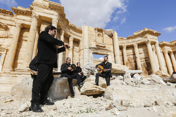 Các nghệ sĩ Syria biểu diễn tại nhà hát La Mã cổ đại ở thành phố cổ Palmyra, tỉnh Homs, ngày 4/3/2017. Trước đó, dưới sự yểm trợ hỏa lực của Nga, quân đội Syria đã giành lại quyền kiểm soát thành phố Palmyra từ tay nhóm IS ngày 2/3/2017.