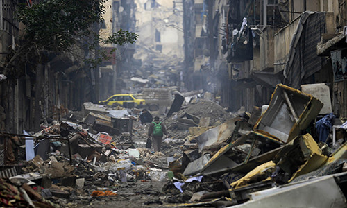 Người dân đi qua con đường đổ nát ở khu Salaheddine, Aleppo, ngày 20/1/2017. (Nguồn ảnh: The Atlantic)