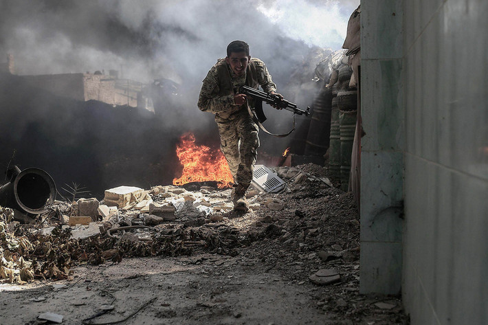 Một chiến binh thuộc nhóm Jaish al-Islam trong cuộc giao tranh tại làng Tal al-Siwan, Douma, ngày 5/9/2016.