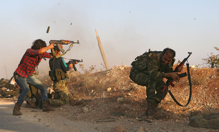 Những chiến binh thuộc Quân đội Syria Tự do (FSA) tham gia vào cuộc chiến chống IS ở Yahmoul, Marj Dabiq, phía bắc thành phố Aleppo, ngày 10/10/2016.