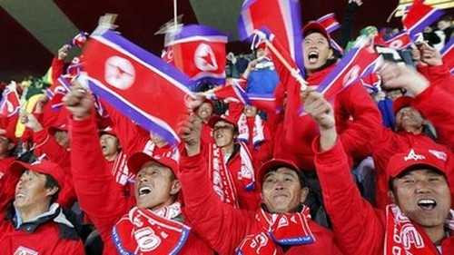 Trong kỳ World Cup diễn ra tại Nam Phi năm 2010, người ta thấy hàng nghìn người Triều Tiên xuất hiện trên khán đài để cổ vũ tinh thần cho đội nhà. Tuy nhiên, có tin nói, đám đông cổ động viên này được Bình Nhưỡng thuê để cổ vũ cho trận đấu của đội tuyển Triều Tiên.