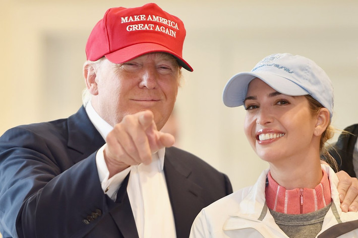 Ivanka rất thân thiết với cha cô, ông Donald Trump. Vị Tổng thống Mỹ cũng thường hay khen ngợi về sự thông minh của con gái.