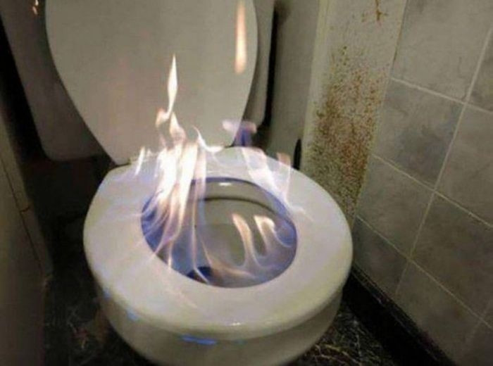 Một trong những bức ảnh ghi lại khoảnh khắc kỳ quặc chỉ có ở nước Nga: Bồn cầu đang bốc cháy có lẽ vì dư lượng vodka.