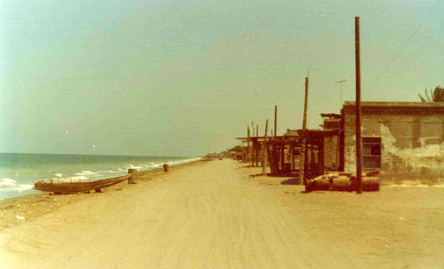 Một con đường dọc bờ biển vắng bóng người qua lại hồi thập niên 1970.