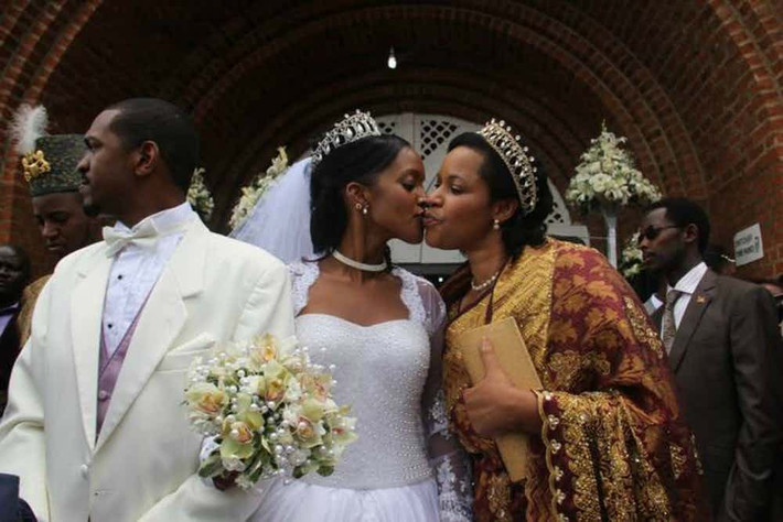 Người Banyankole ở Uganda, Đông Phi, có một số nghi thức cưới hỏi kỳ lạ. Trong đó, vào đêm tân hôn của cặp đôi mới cưới, dì của cô dâu sẽ là người trực tiếp "kiểm tra trinh tiết" của chú rể.