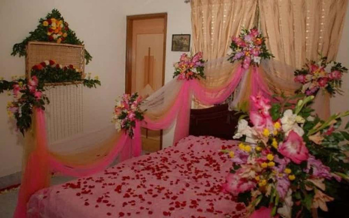 Người Swahili có một nghi thức truyền thống kỳ lạ trong đêm động phòng. Hôm đó, một người phụ nữ lớn tuổi được gọi là “somo” sẽ ngủ dưới gầm giường của cặp đôi mới cưới để có thể chứng thực rằng họ đã trải qua đêm tân hôn và trở thành vợ chồng.