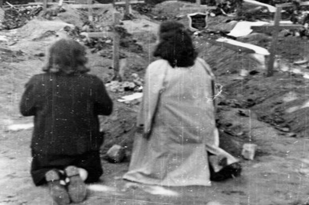Hai người phụ nữ quỳ trước một ngôi mộ gần phố Mazowiecka, Warsaw, năm 1944.