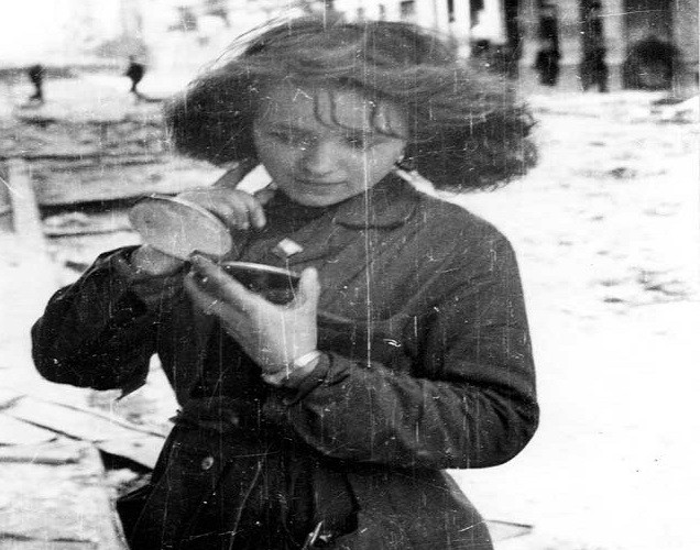 Cô gái trẻ Ba Lan soi gương ở Warsaw năm 1944.