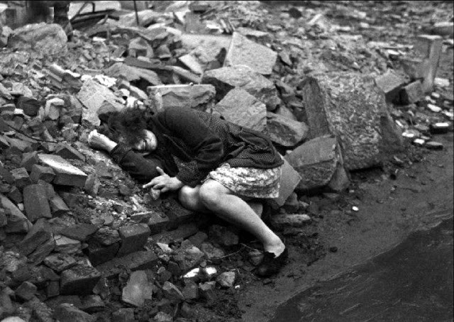 Một cô gái Đức gào khóc giữa đống đổ nát năm 1945.