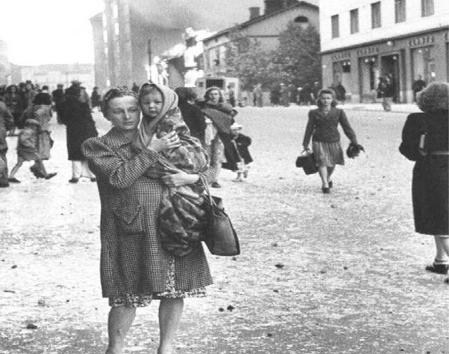 Người phụ nữ Phần Lan bế con nhỏ trên đường phố Helsinki ngày 9/7/1941.