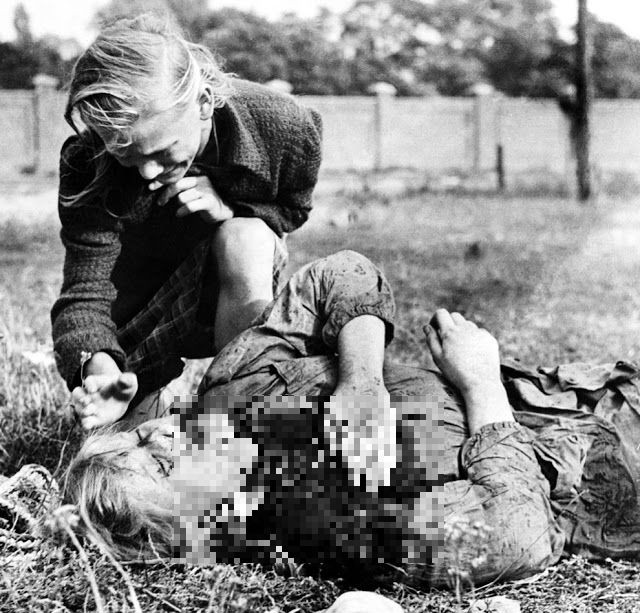 Người phụ nữ đau khổ sau khi chị gái cô bị bắn ở Ba Lan năm 1939.