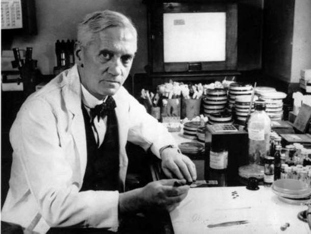 Năm 1928, Alexander Fleming - một bác sĩ, nhà sinh học và nhà dược lý học người Scotland - đã phát hiện ra Penicillin ra một cách rất tình cờ.