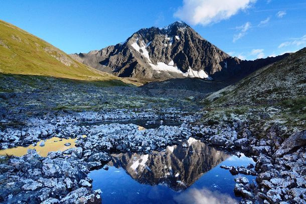 Ngày 18/10/1867, Nga đã bán vùng đất Alaska cho Mỹ vì nghĩ nơi này chẳng có gì đáng giá. Sau đó, vào khoảng những năm 1880 – 1890, hoạt động khai thác vàng bắt đầu diễn ra tại Alaska và tiếp diễn ngày nay. Được biết, Alaska là bang sản xuất nhiều vàng lớn thứ hai của Mỹ, sau Nevada.