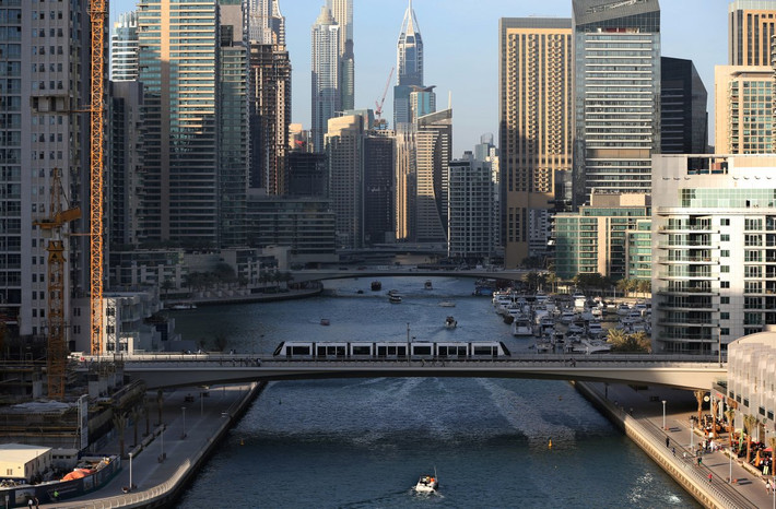 Cách đây 16 năm, thành phố Dubai từng là một hoang mạc. Tuy nhiên, hiện nay, thành phố này đã phát triển vượt bậc với hàng loạt tòa nhà chọc trời, những căn hộ triệu đô và ngành du lịch nhộn nhịp. Dubai hướng tới mục tiêu có 25% xe tự lái vào năm 2030.