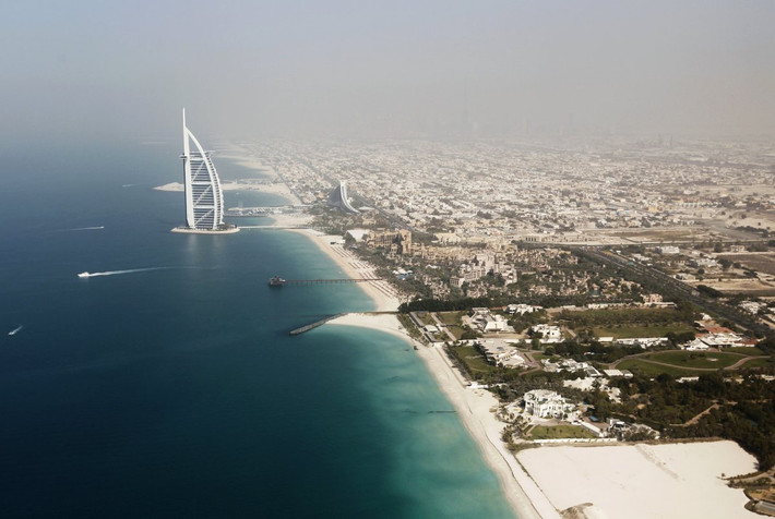 Du khách có thể ở trong những khách sạn sang trọng như Burj Al Arab.