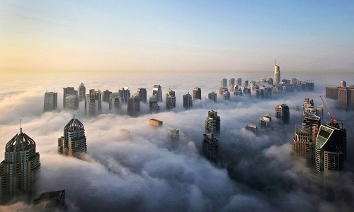 Những tòa nhà chọc trời ở quận Marina và Jumeirah Lake Towers ở thành phố Dubai được mô tả là có kiến trúc và tiện nghi tương tự với quận Manhattan ở thành phố New York (Mỹ).