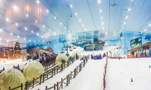 Ski Dubai là khu công viên giải trí trượt tuyết mùa đông có mái che khổng lồ giữa sa mạc của thành phố Dubai.