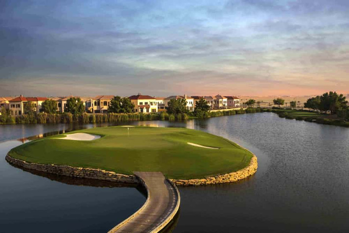Jumeirah Golf Estates là một câu lạc bộ thể thao “sang chảnh” ở thành phố Dubai. Du khách tới đây có thể chơi golf, tennis,...
