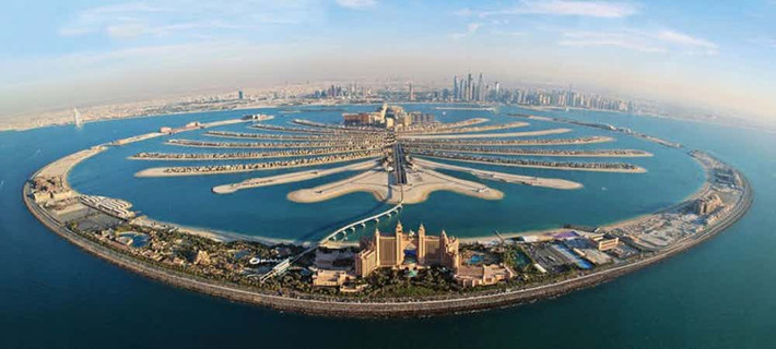 Đảo nhân tạo Palm Jumeirah ở Dubai. Quá trình xây dựng hòn đảo này bắt đầu vào tháng 6/2001 và hoàn thành vào tháng 10/2008. Được biết, hầu hết các khách sạng sang trọng ở Dubai đều tập trung ở đảo Palm Jumeirah.