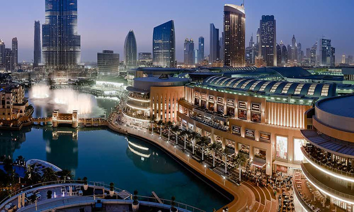 Trung tâm mua sắm Dubai Mall ở Dubai là một trong những trung tâm mua sắm lớn nhất thế giới. Bên trong trung tâm này có cả các công viên theo chủ đề và sân trượt băng,...