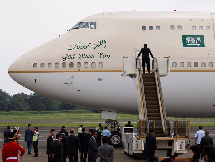 Quốc vương Salman bin Abdulaziz al Saud đã cho sử dụng 6 chiếc máy bay Boeing chở khách để đưa theo đoàn tháp tùng gồm 1.500 người trong chuyến thăm Châu Á.