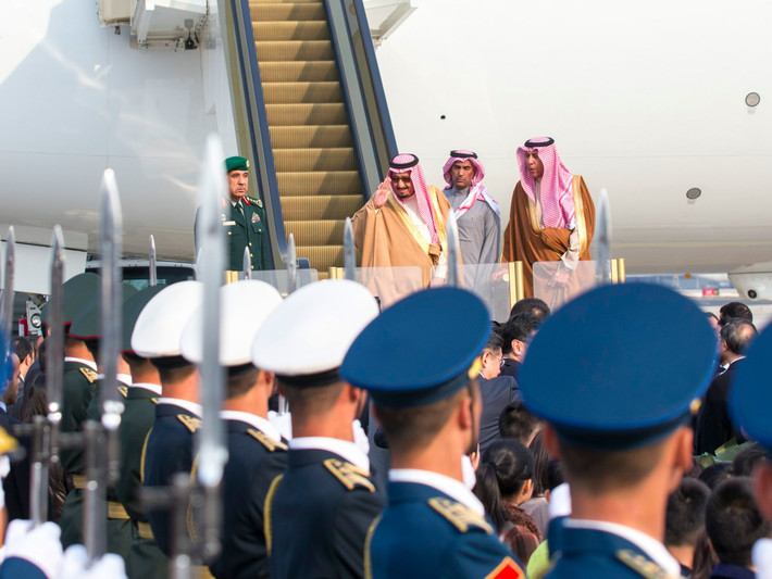 Ảnh chụp Quốc vương Salman bin Abdulaziz Al Saud xuống sân bay ở thủ đô Bắc Kinh, Trung Quốc, ngày 15/3/2017. (Nguồn ảnh: Business Insider)