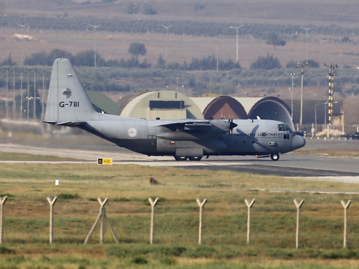 Có tin nói, chiếc máy bay vận tải Lockheed C-130 Hercules được sử dụng để vận chuyển hàng trăm tấn hành lý của Quốc vương Ả-rập Xê-út.