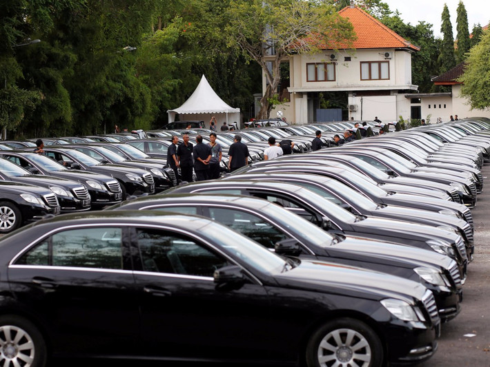 Quốc vương Salman đã mang theo hai chiếc limousine Mercedes-Benz S600 trong chuyến thăm Châu Á. Ngoài ra, đội xe limousine gồm 500 chiếc ở Nhật Bản sẵn sàng phục vụ ông và cả phái đoàn tham quan khắp thủ đô Tokyo.