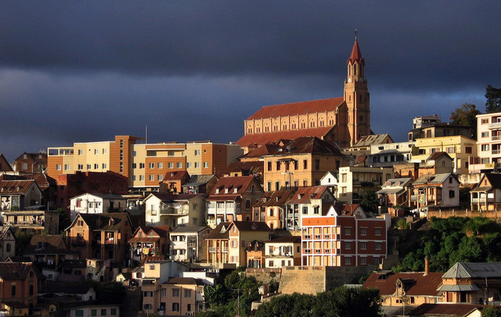 Cuộc sống của người dân ở đất nước Madagascar cũng gặp nhiều khó khăn. Quốc gia này có GDP đầu người là 1.504 USD.