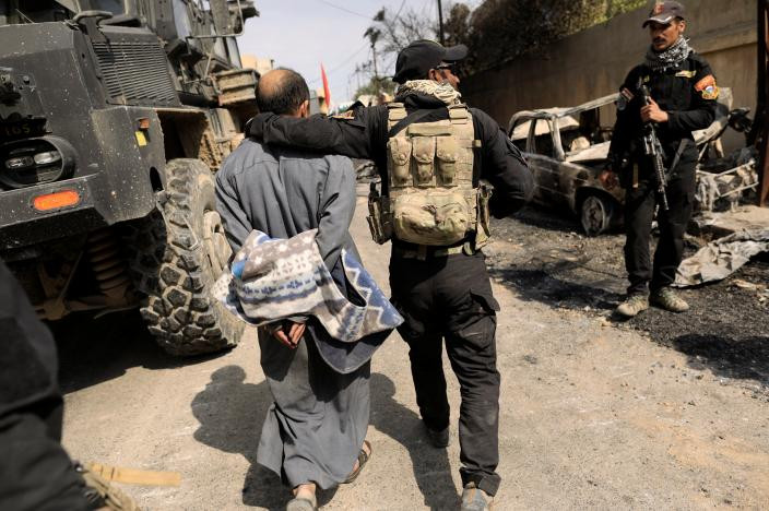 Lực lượng đặc nhiệm Iraq bắt giữ 1 kẻ tình nghi thuộc nhóm khủng bố IS ở Tây Mosul ngày 8/3.