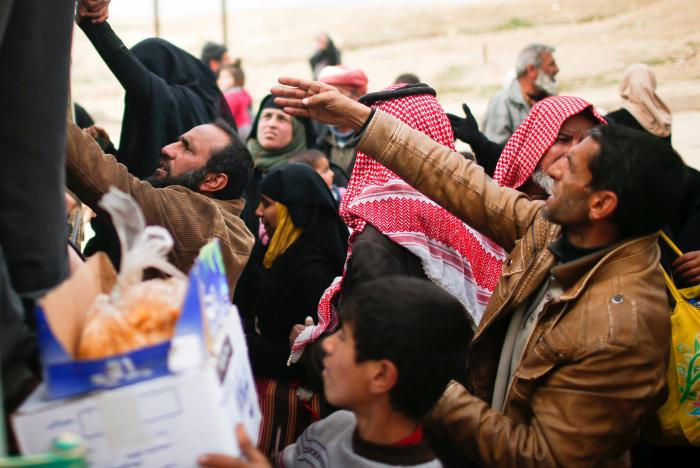 Trong ngày Quốc tế Phụ nữ 8/3, người dân Iraq kéo nhau sơ tán khỏi thành phố Mosul đến nơi an toàn giữa lúc các cuộc giao tranh giữa lực lượng Iraq và phiến quân IS vẫn tiếp diễn.