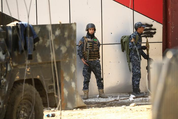 Lực lượng cảnh sát Iraq mang vũ khí trong cuộc giao tranh với nhóm IS ở Mosul ngày 8/3.