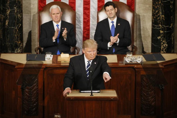 Tổng thống Trump đứng phát biểu phía trước Phó Tổng thống Mike Pence và Chủ tịch Quốc hội Paul Ryan ngày 28/2.