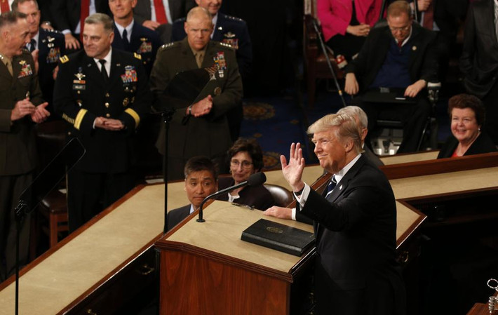 Tổng thống Mỹ Donald Trump vẫy tay chào mọi người.
