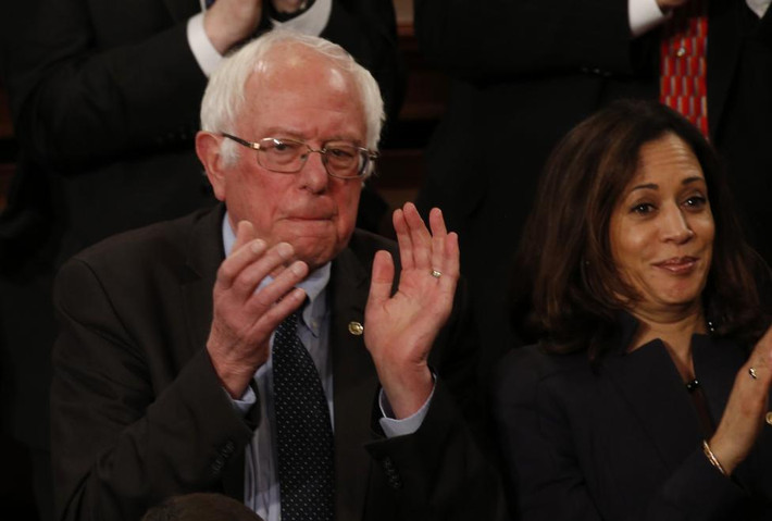 Thượng nghị sĩ Bernie Sanders vỗ tay khi Tổng thống Trump phát biểu hôm 28/2.