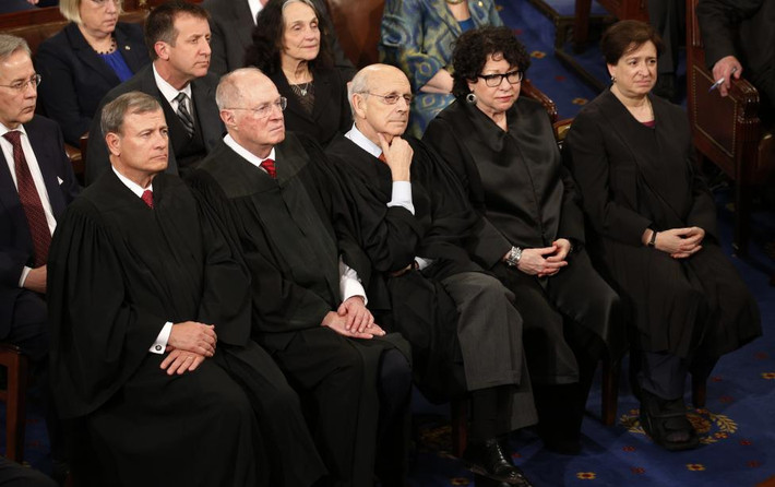 Các Thẩm phán Tòa án Tối cao Mỹ lắng nghe ông Trump phát biểu trước Quốc hội.