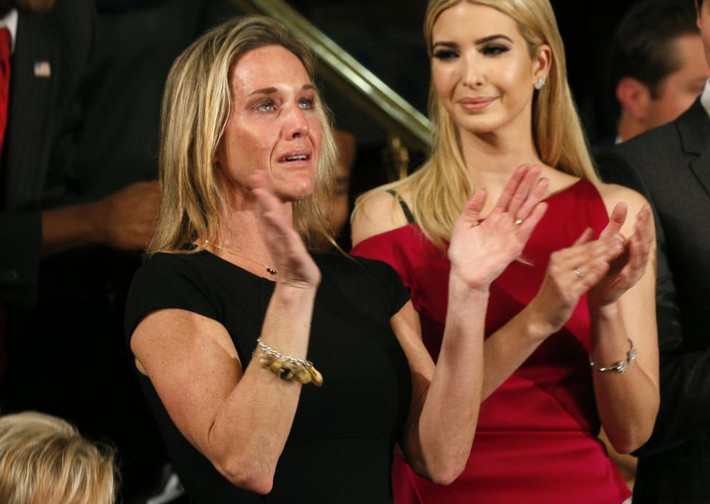 Carryn Owens (trái), vợ của lính đặc nhiệm SEAL tử trận William Ryan Owens, xúc động vỗ tay sau khi được ông Trump nhắc đến trong bài phát biểu. Đứng cạnh cô là Ivanka, con gái của Tổng thống Trump.