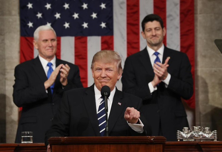 Tối 28/2 (tức sáng ngày 1/3 theo giờ Việt Nam), Tổng thống Trump đã có bài phát biểu đầu tiên trước Quốc hội. Ảnh: Phó Tổng thống Mike Pence và Chủ tịch Quốc hội Paul Ryan vỗ tay trong lúc Tổng thống Mỹ Donald Trump phát biểu tại Hạ viện ở thủ đô Washington hôm 28/2.