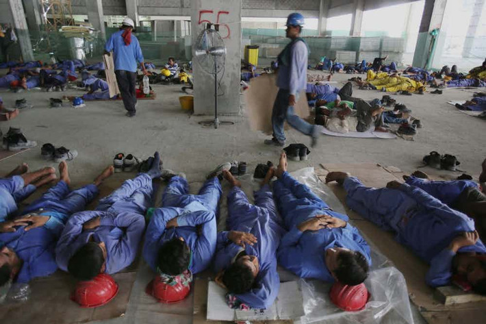 Sonapur chính là nhà của những công nhân lao động nghèo ở thành phố Dubai. Qua thời gian, nơi đây trở thành một trại lao động thu hút ngày càng nhiều công nhân đến từ những quốc gia thuộc thế giới thứ ba. Theo ước tính, hơn 150 nghìn lao động đang sống chen chúc trong những căn phòng ở Sonapur với điều kiện sống rất tồi tàn.