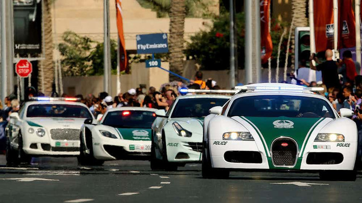 Tự do ngôn luận ở Dubai bị hạn chế. Khi ai đó muốn “phanh phui” vấn đề nghiêm trọng nào, họ sẽ nhận được cuộc gọi từ “cảnh sát mật Dubai”. Chính quyền sẽ đưa ra cho họ hai sự lựa chọn: Im lặng hoặc sẽ mất tất cả. Thông thường, hầu hết mọi người đều chọn cách im lặng. Đây là một trong những mặt trái của thành phố Dubai.